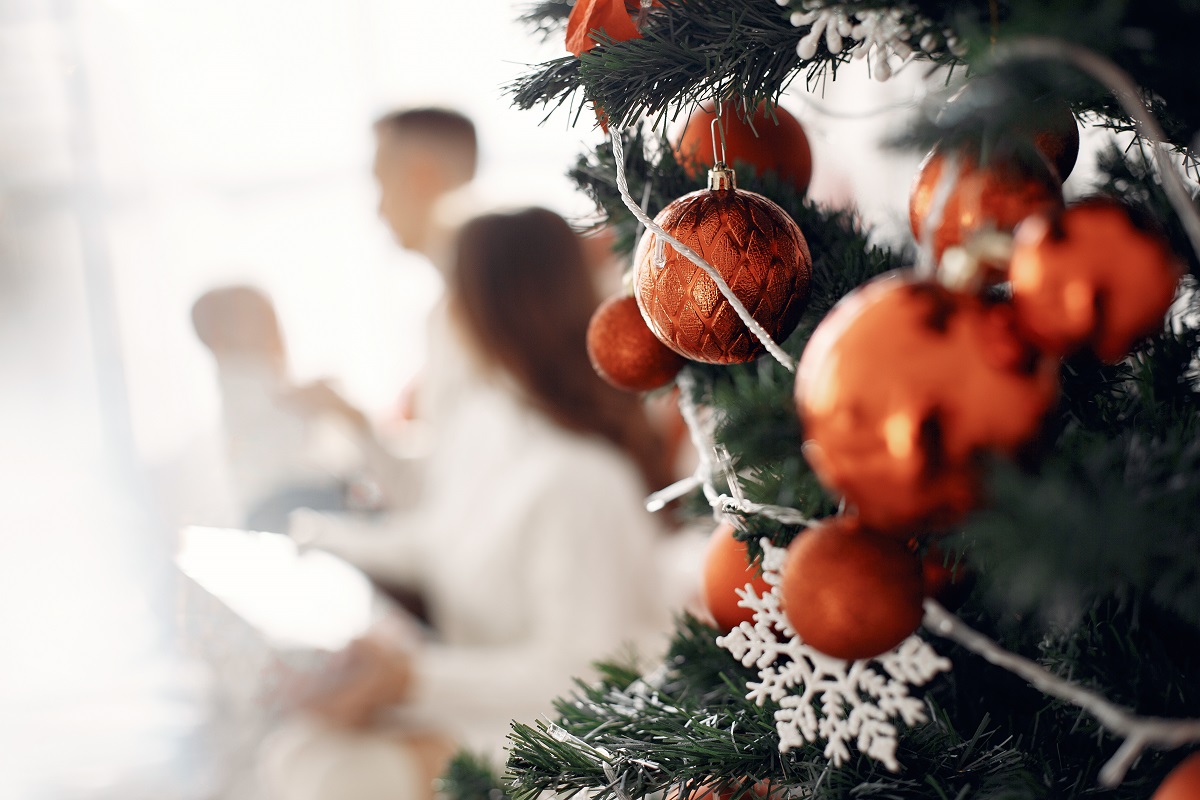 7 idee creative e sostenibili per decorare l’albero di Natale